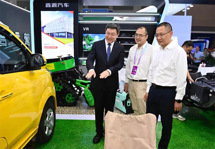 涪陵區(qū)委書記、區(qū)長親臨2023智博會鑫源汽車展臺